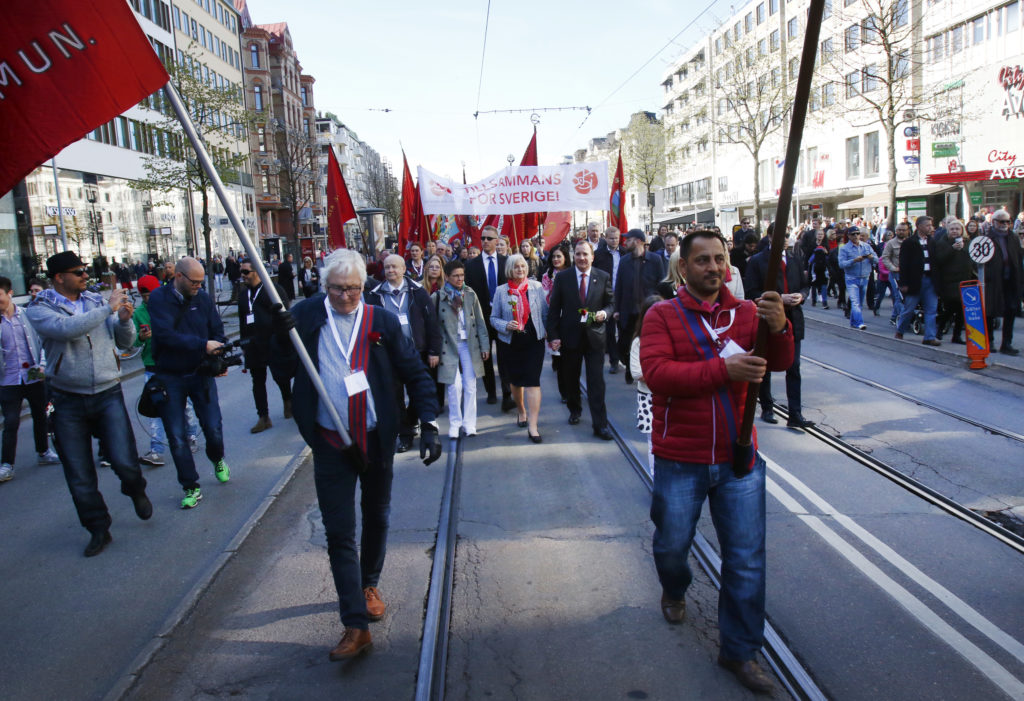 Människor demonstrerar på Göteborgs gator under första maj.