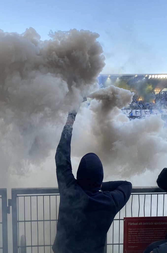 Malmö supporter som bränner en bengal. 