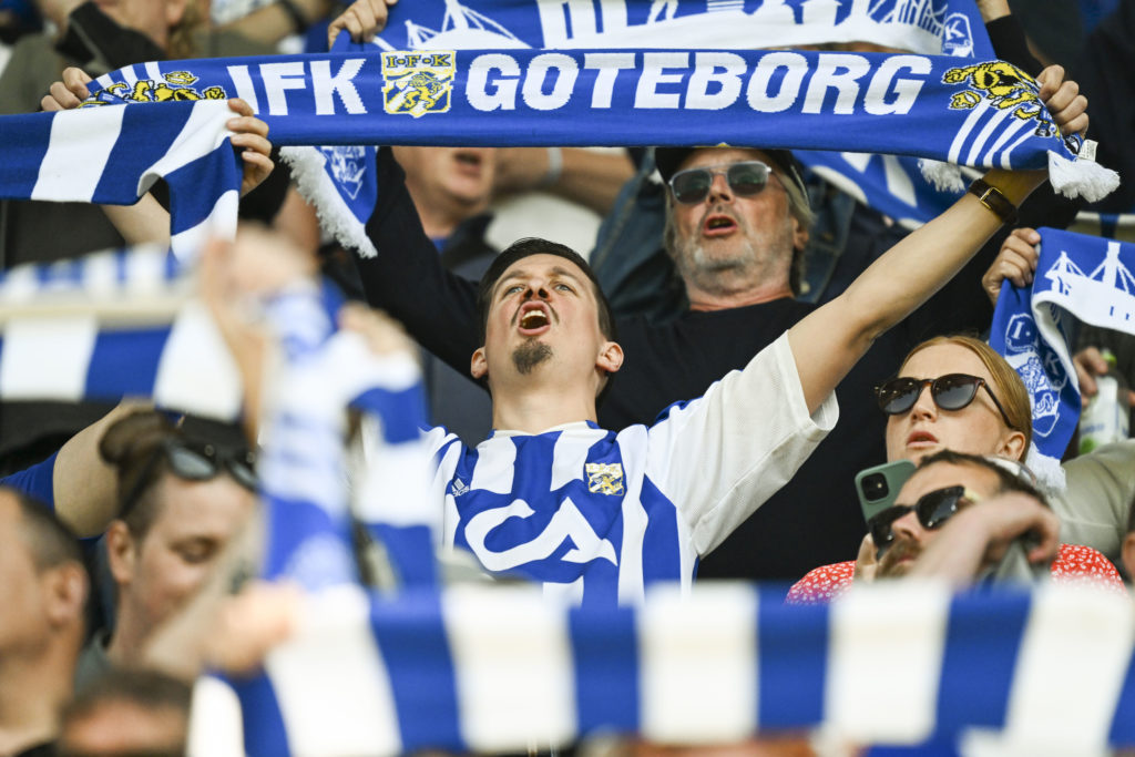 IFK Göteborg supportrar sjunger.