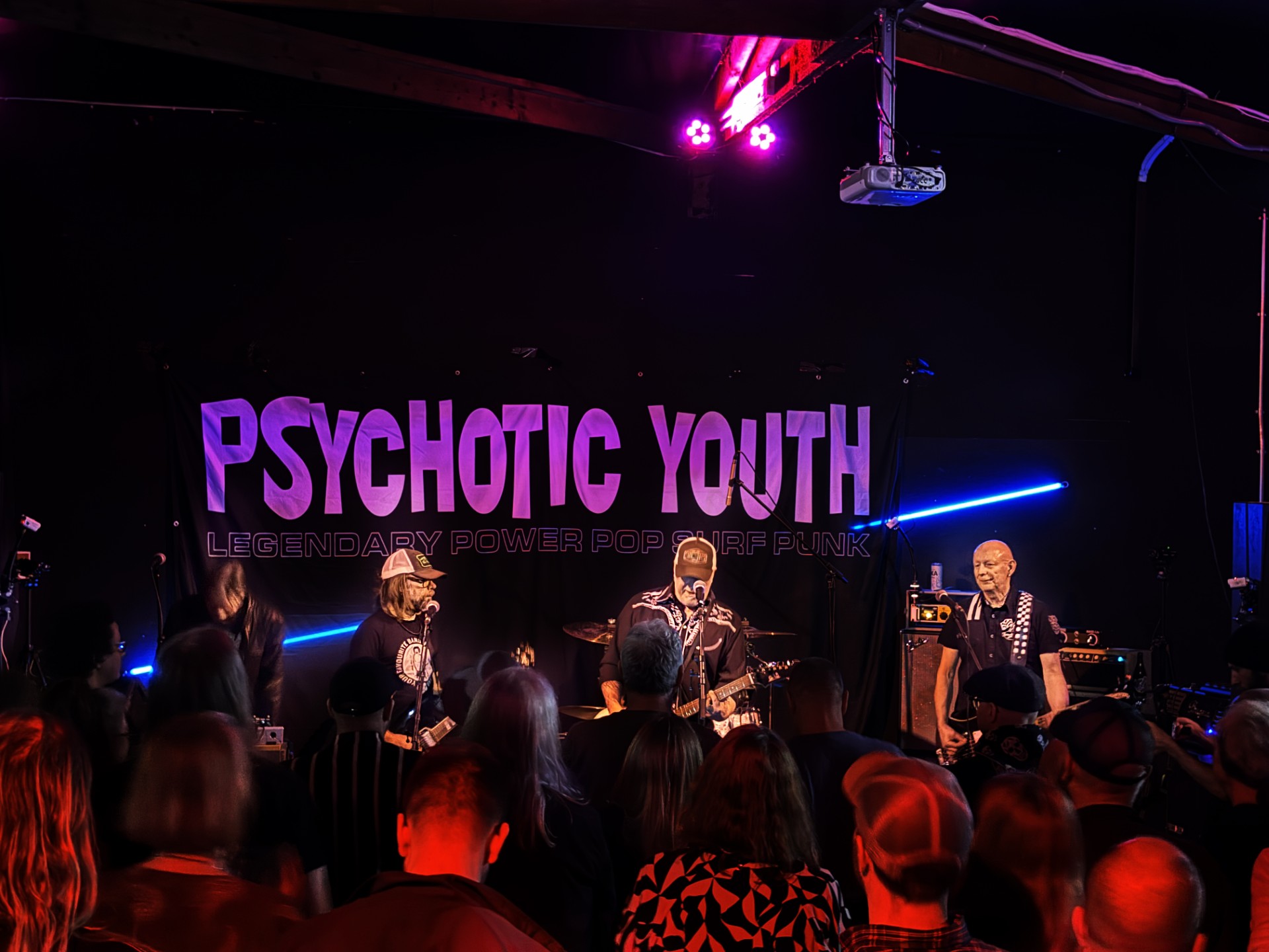 Bandet Psychotic Youth på scen på Monument 031.