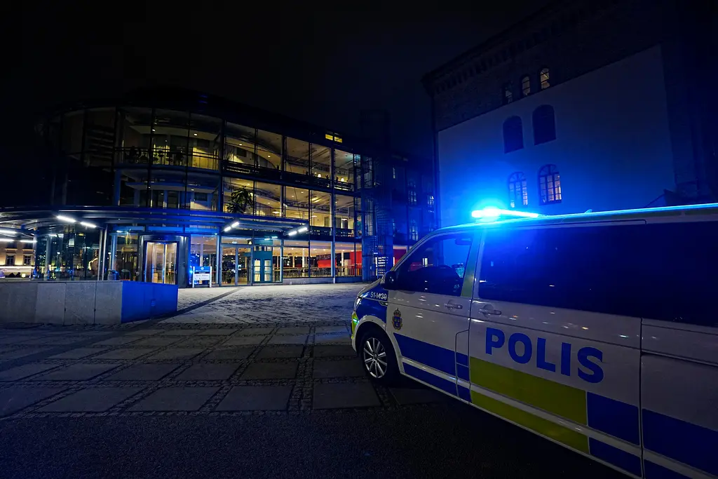 Polisbil utanför Pedagogen i Göteborg.
